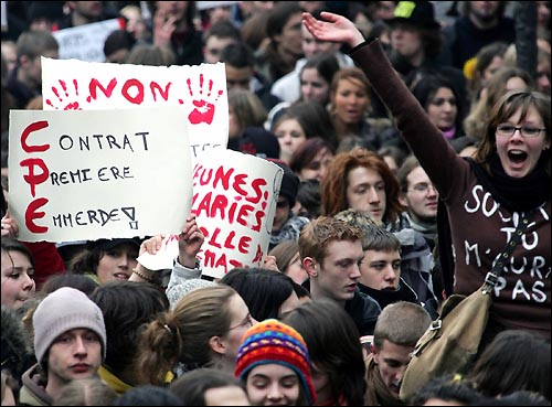 지난 2006년 3월 프랑스 학생들이 스트라스부르에서 최초고용계약법(CPE)에 반대하는 시위를 벌이고 있다. 당시 거리에 나온 시위자는 300만명이 넘은 것으로 추산됐다.